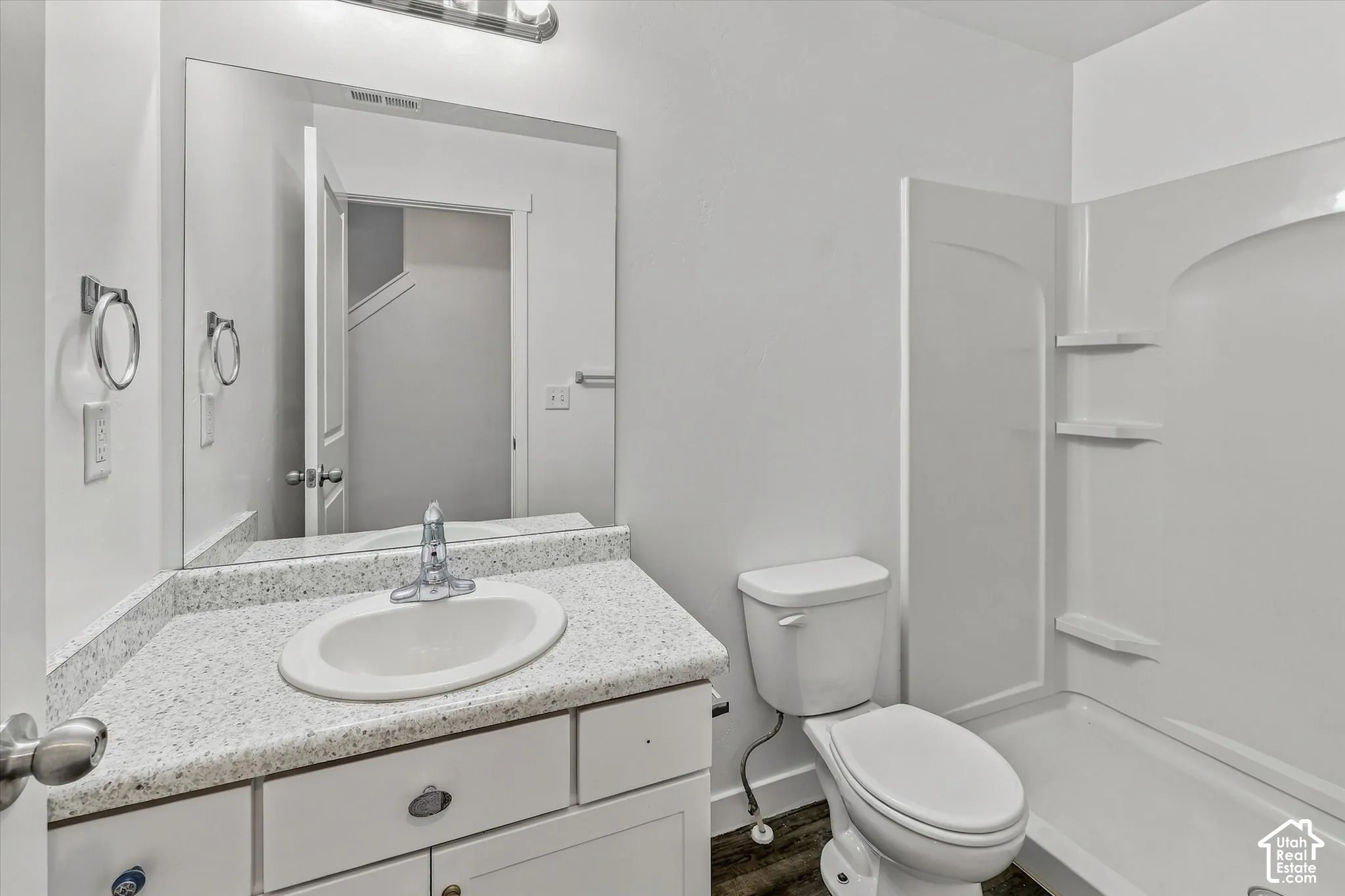 Bathroom 1 (Main)