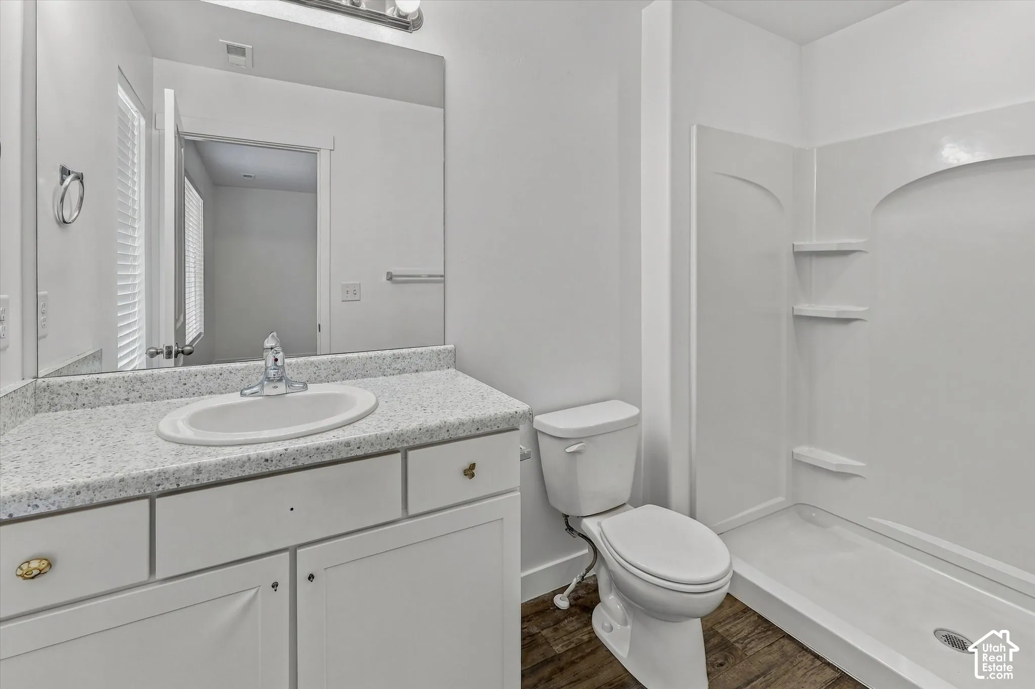 Bathroom 2 (Upper Level)