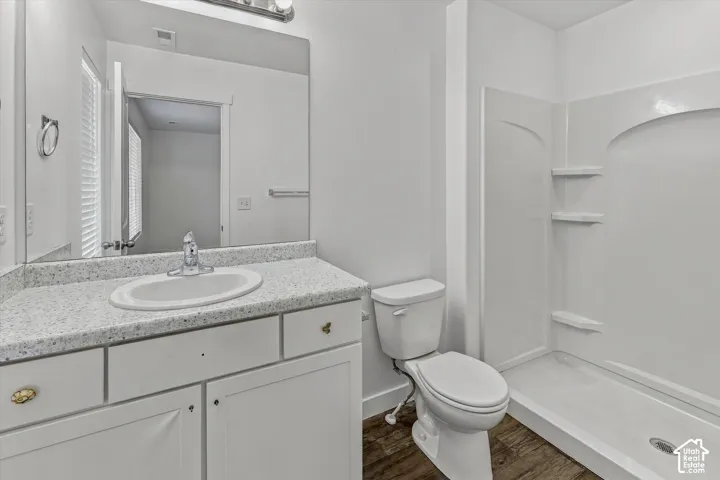 Bathroom 2 (Upper Level)