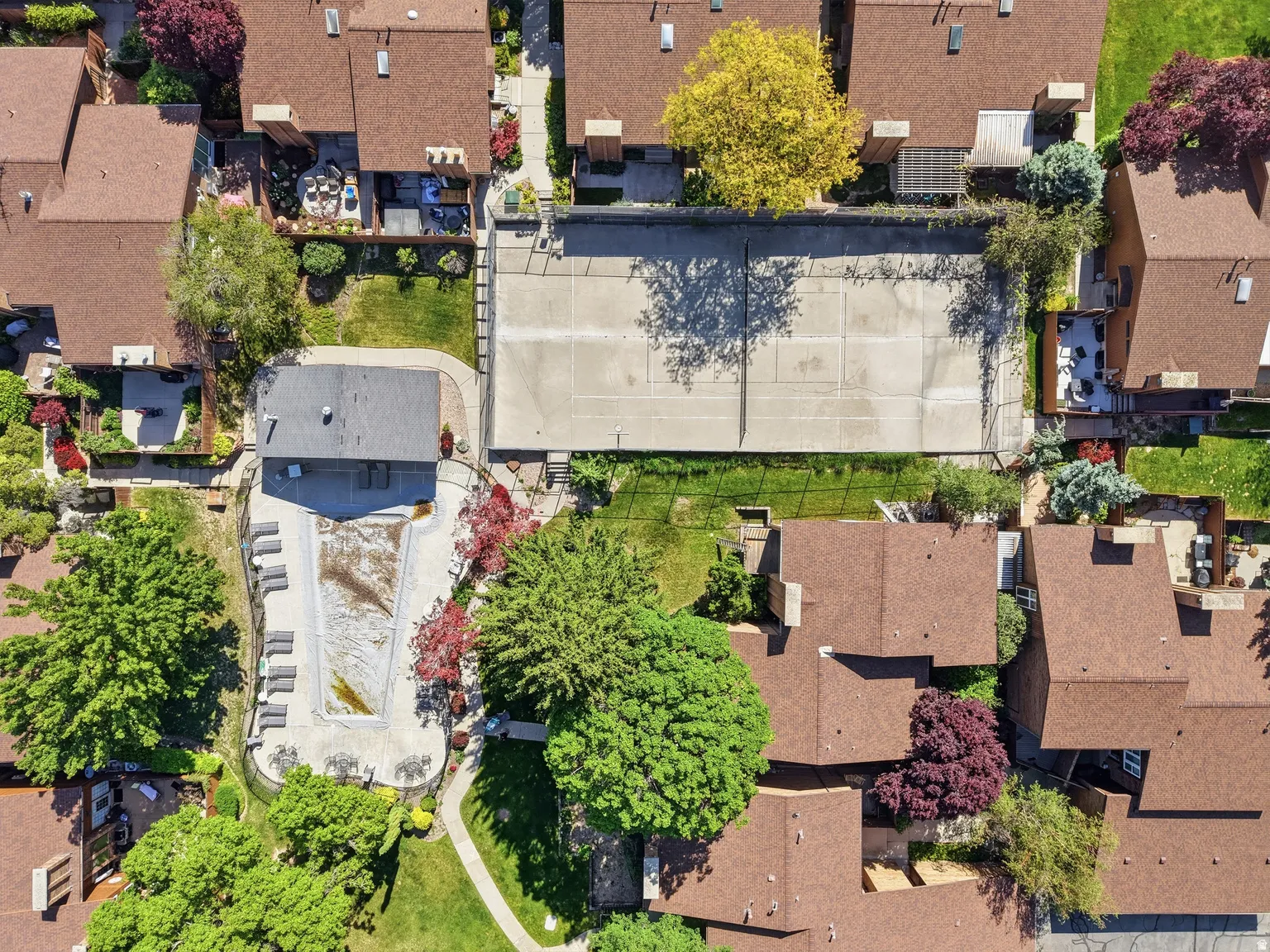 Community amenities featuring a tennis court, a swimming pool, and a pool house