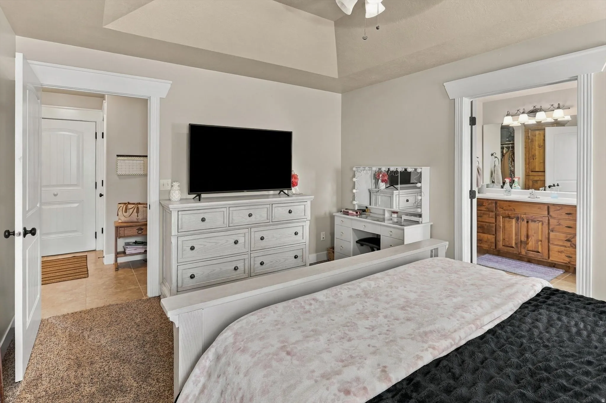 Tray ceiling with a ceiling fan