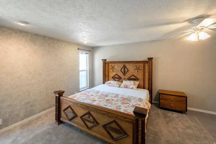 Recessed ceiling lighting, ceiling fan with light fixture, single window, and carpeted flooring