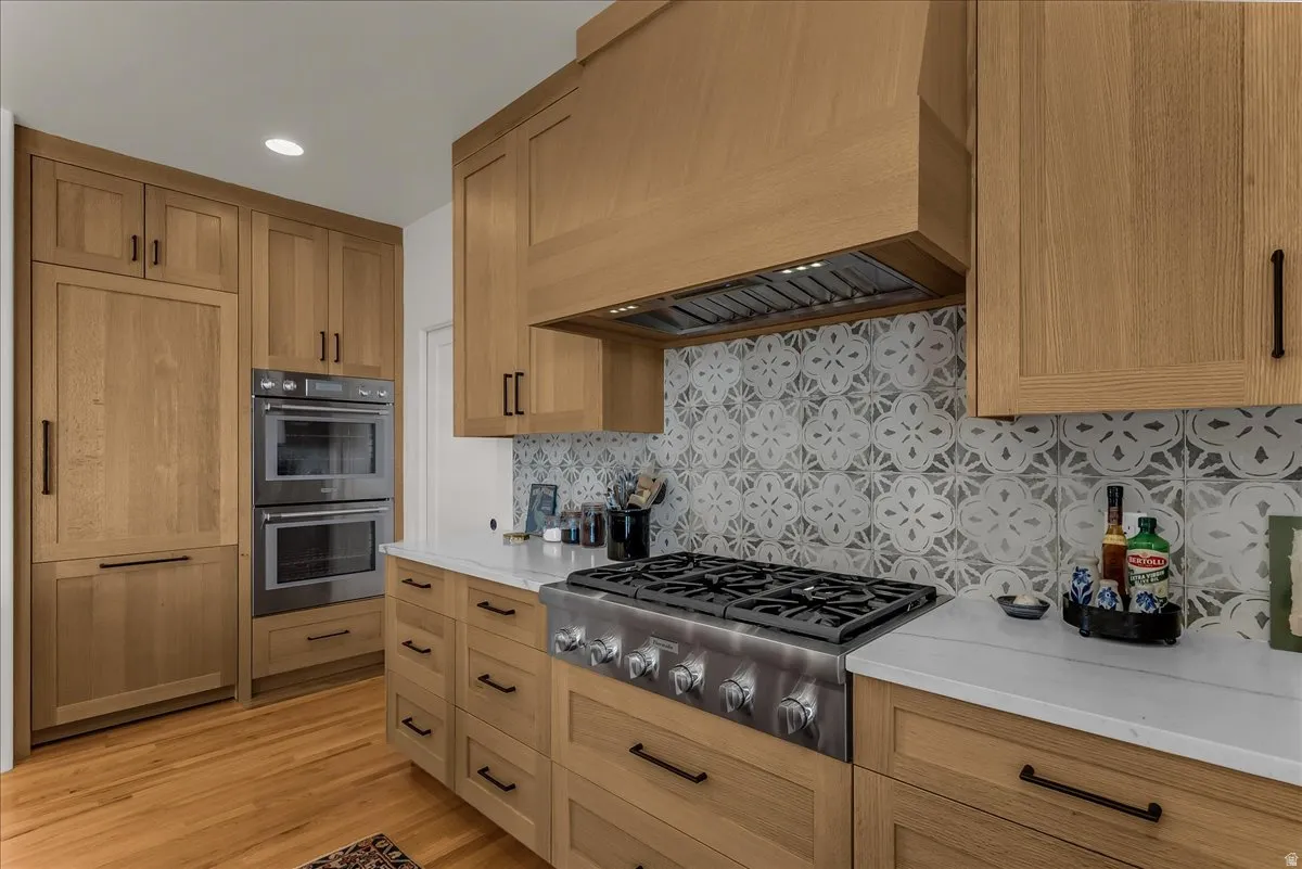 Custom Kitchen with Top of the Line Built In Appliances, Quartzite Countertops and Solid Oak Cabinetry