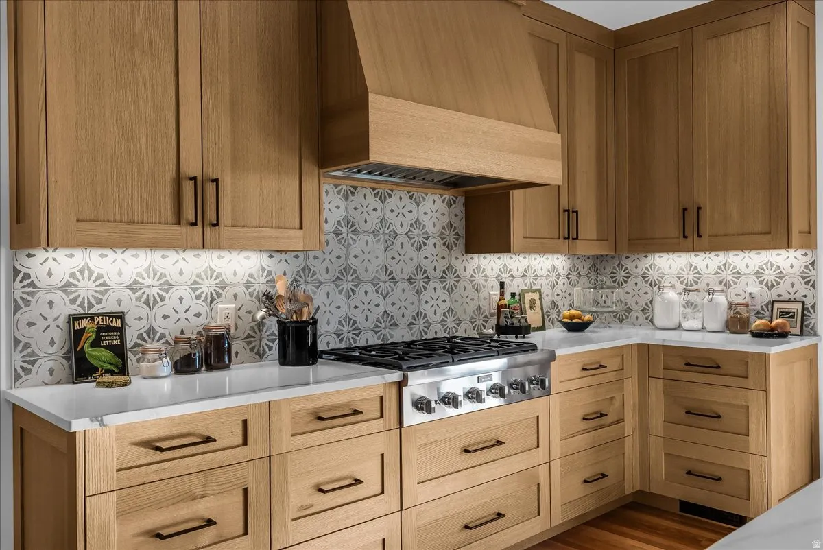 Custom Kitchen with Top of the Line Built In Appliances, Quartzite Countertops and Solid Oak Cabinetry