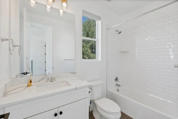 White subway tile shower surround with integrated shelf