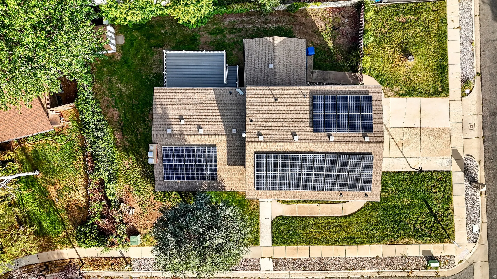 Rooftop solar panel arrays
