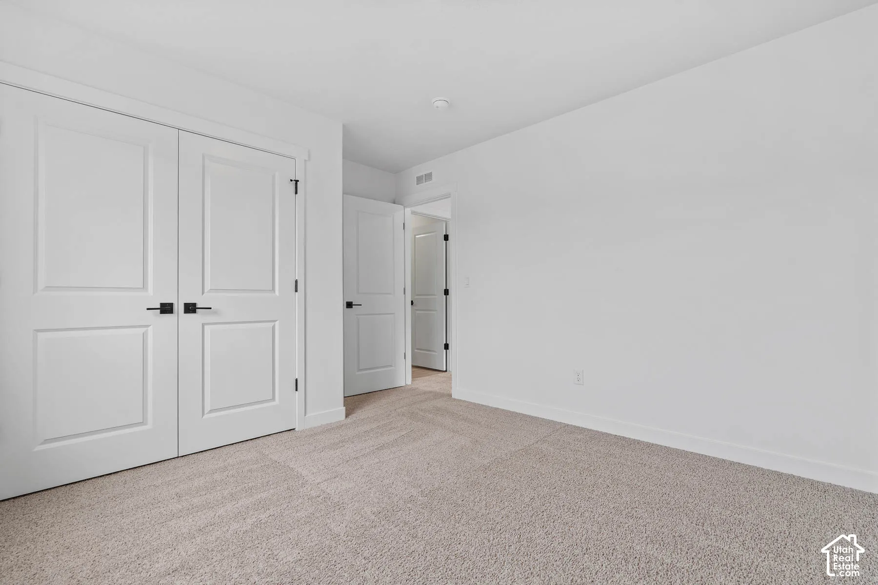 Light-colored wall-to-wall carpeting
