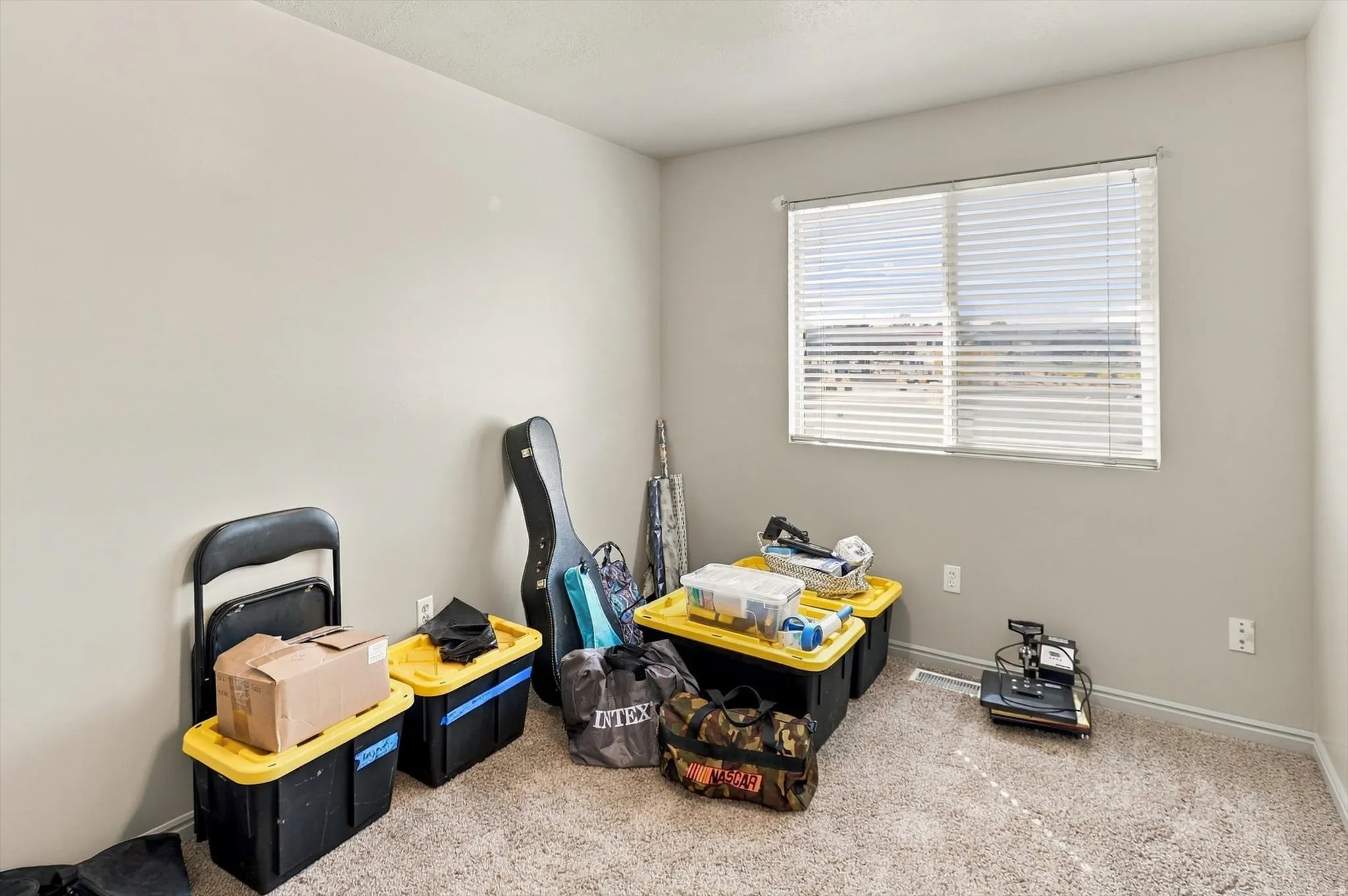 Neutral wall finishes and light-colored carpeting