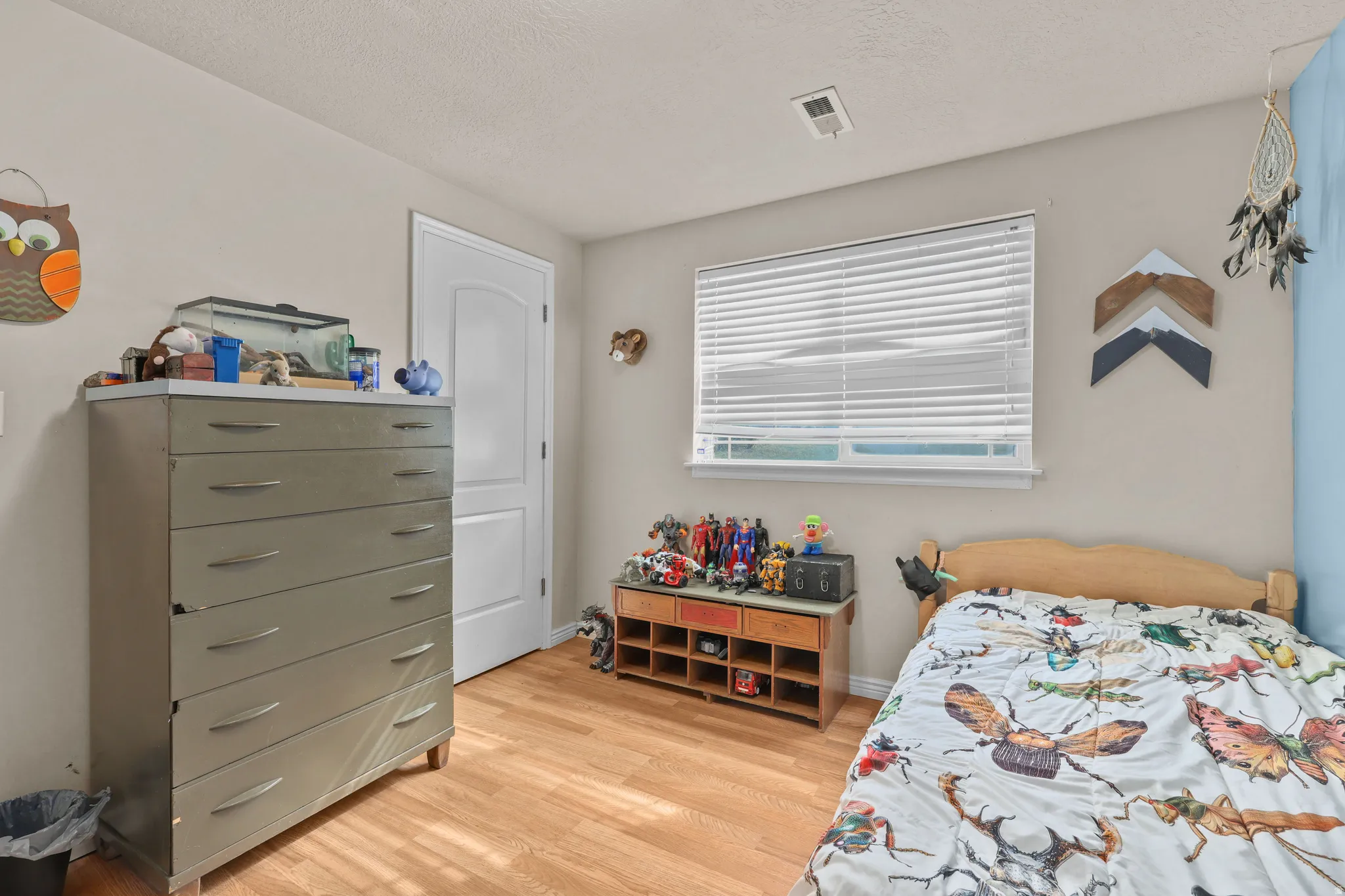 Wood-finish flooring with neutral wall tones