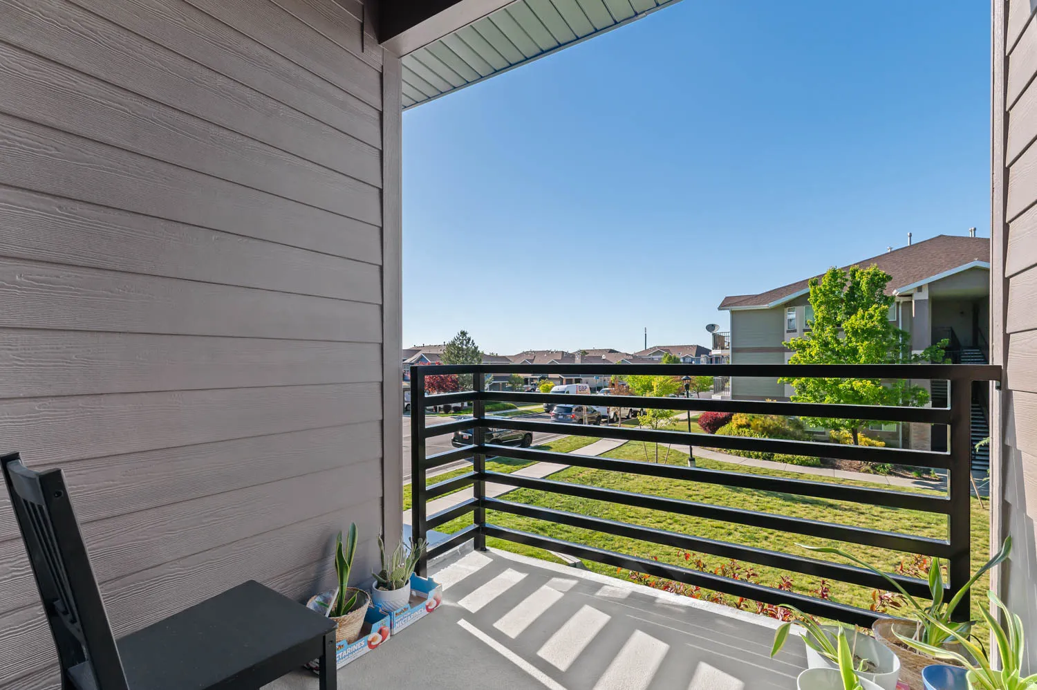 Private balcony featuring a concrete surface and horizontal metal railings