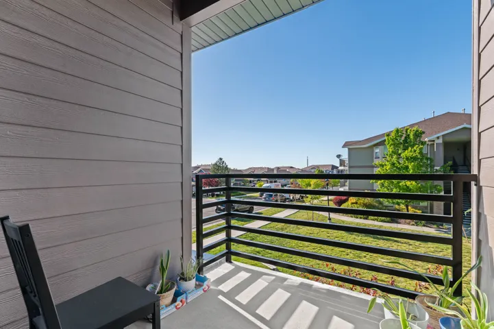 Private balcony featuring a concrete surface and horizontal metal railings