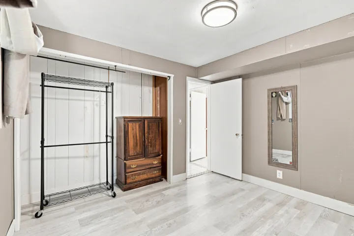 Wood-finish flooring with neutral wall paint