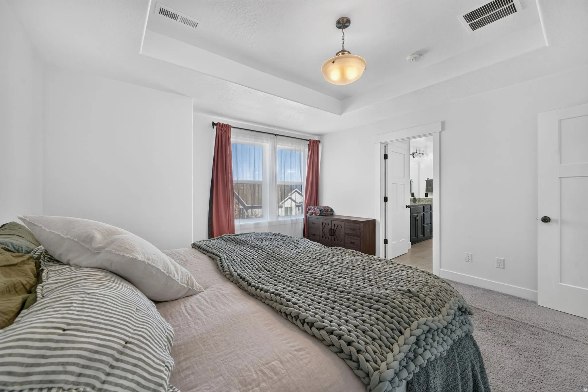 Tray ceiling with pendant lighting