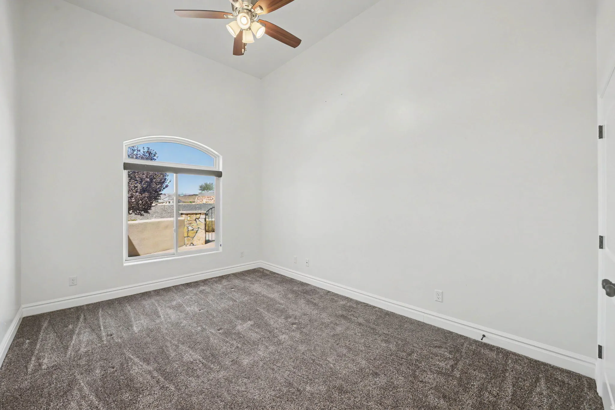Vaulted ceiling with a ceiling fan