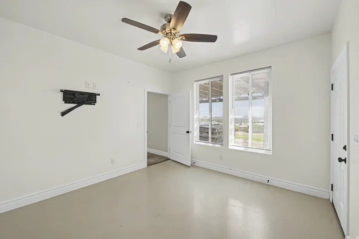 Recessed ceiling fan with integrated lighting