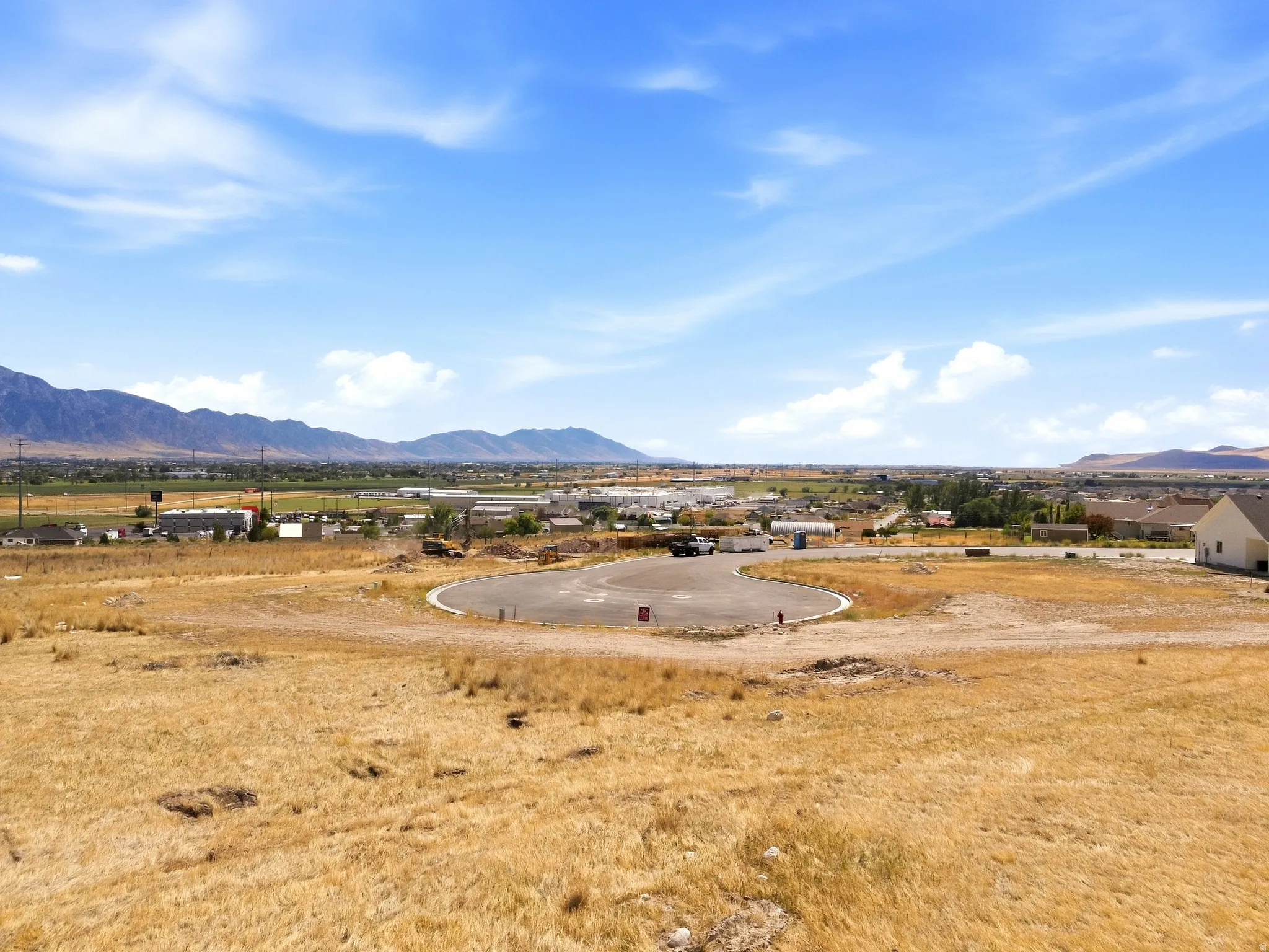 Expansive undeveloped lot featuring a cul-de-sac