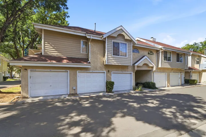 Garage to this condo is the far left on the picture.