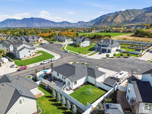 Expansive cul-de-sac neighborhood with mountain backdrop