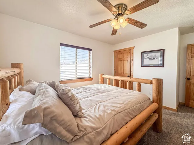 Ceiling fan with integrated lighting