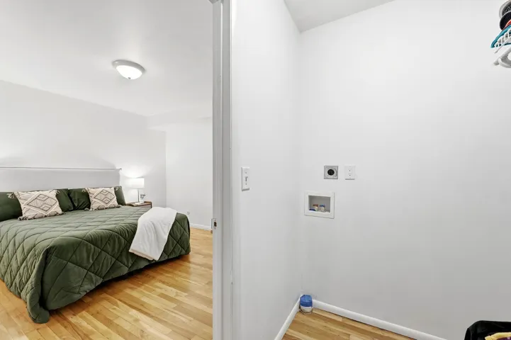 Walk in closet with laundry hookups