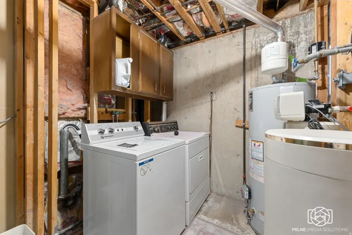 Laundry area with a water heater and additional utility tank