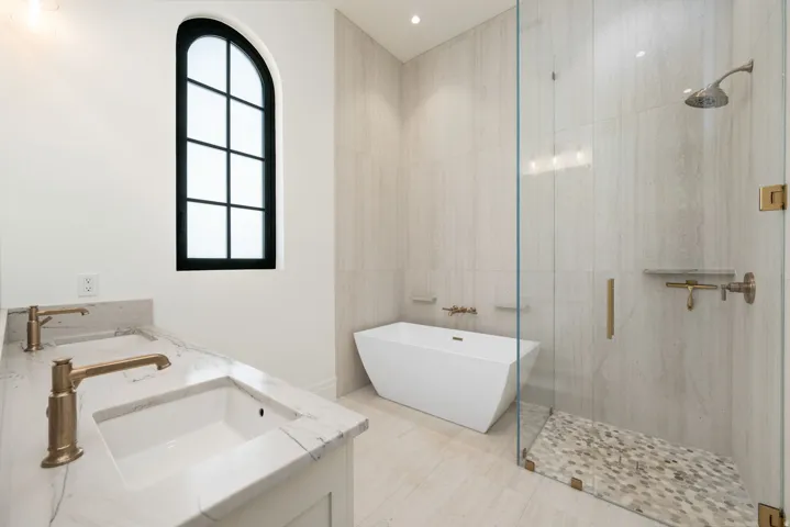 Dual vanity with undermount sinks and light-toned stone countertops