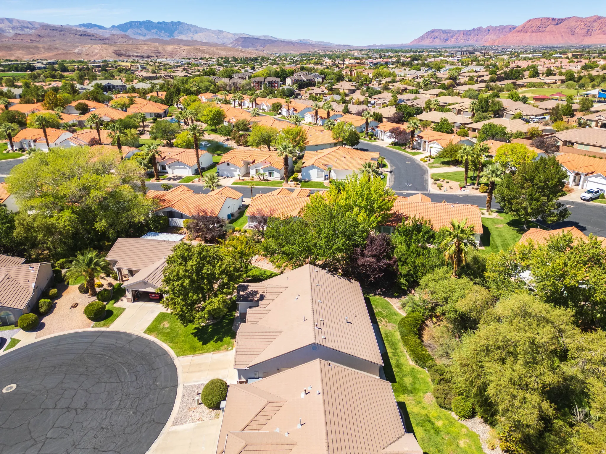 Residential community featuring a cul-de-sac, mature trees, and mountain scenery