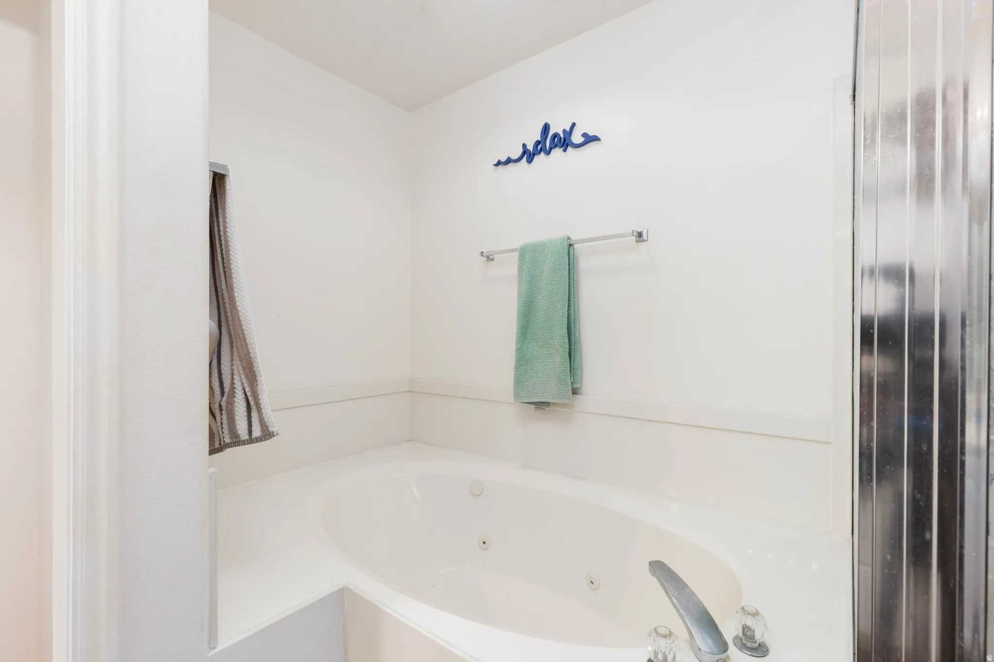 Soaking tub with integrated jets and deck-mounted faucet