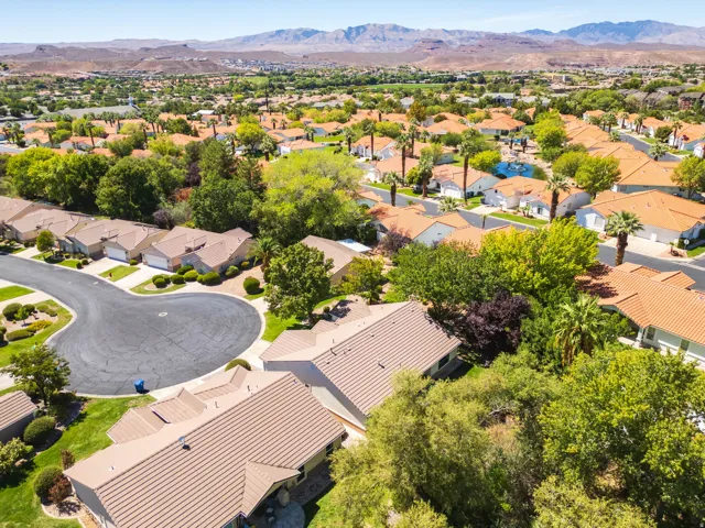 Expansive community featuring mature trees, a cul-de-sac, and distant mountain ranges