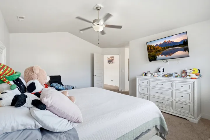 Vaulted ceiling featuring a ceiling fan with integrated lighting