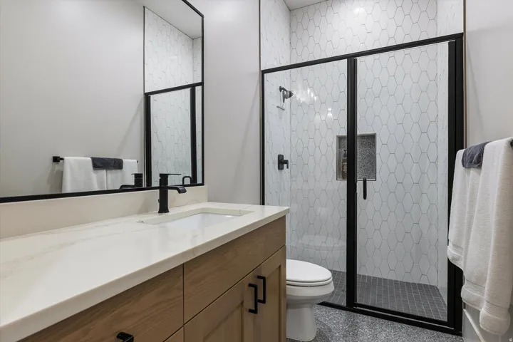 Full Bathroom Between Bedrooms 5 & 4