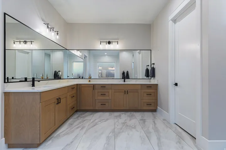 Dual Sinks and Lots of Counter Space in the Large Primary Bath