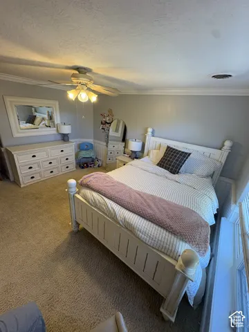 Ceiling fan with integrated lighting