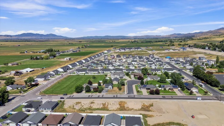 Expansive community featuring single-family residences, paved roadways, and green spaces