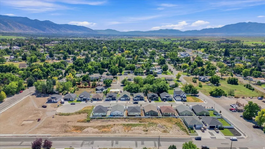 Neighborhood featuring single-story residences, paved streets, and green landscaping