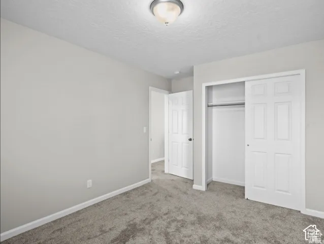 Neutral wall finishes and ceiling texture