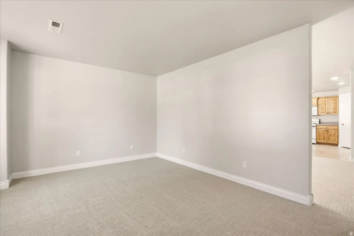 Neutral wall finishes and light-toned carpeting