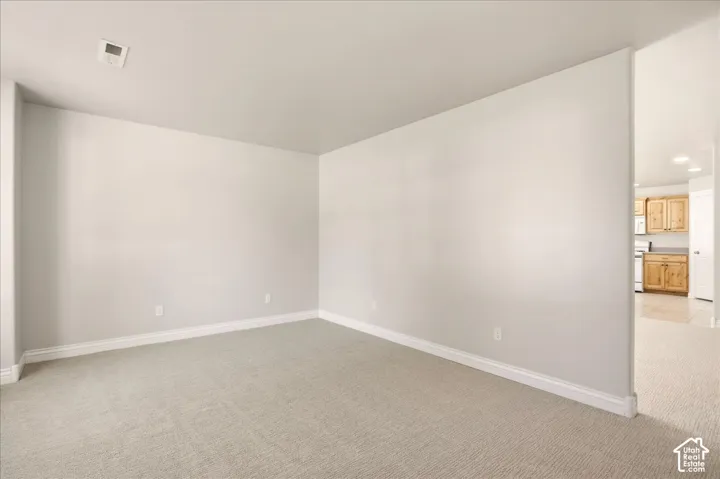 Neutral wall finishes and light-toned carpeting