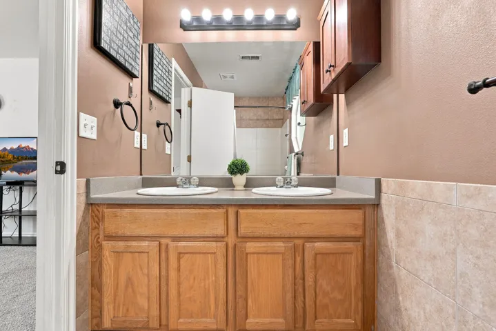 Dual undermount sinks set in a countertop