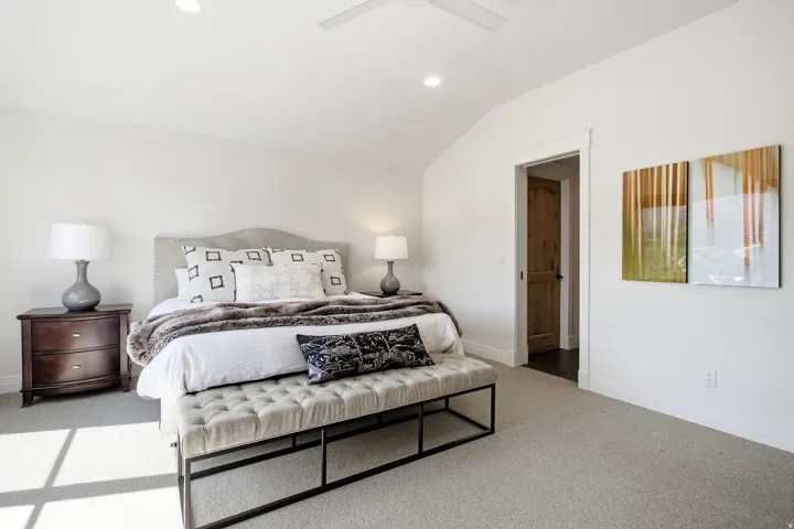 Vaulted ceiling with recessed lighting and a ceiling fan