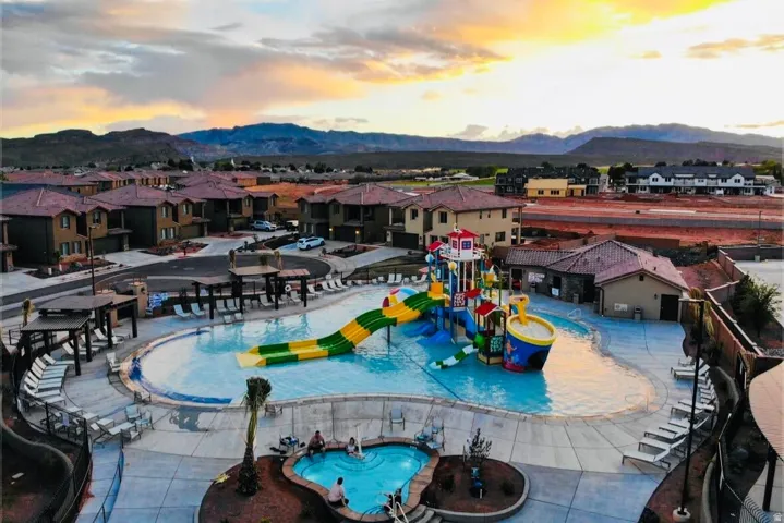 Resort-style aquatic amenity featuring a pool, integrated spa, and water play structure