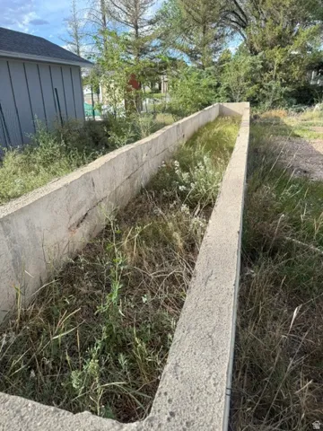 Concrete retaining wall structure