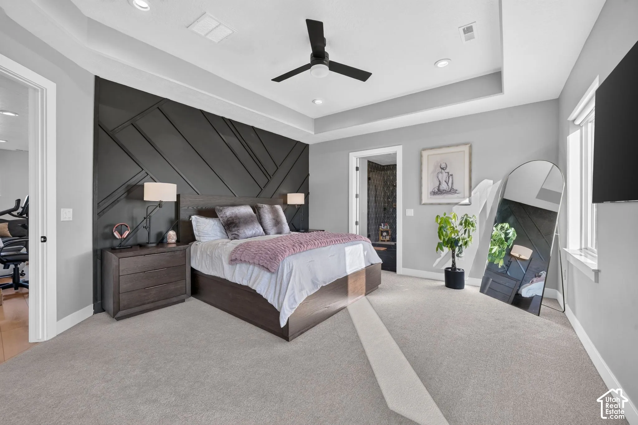 Tray ceiling with recessed lighting