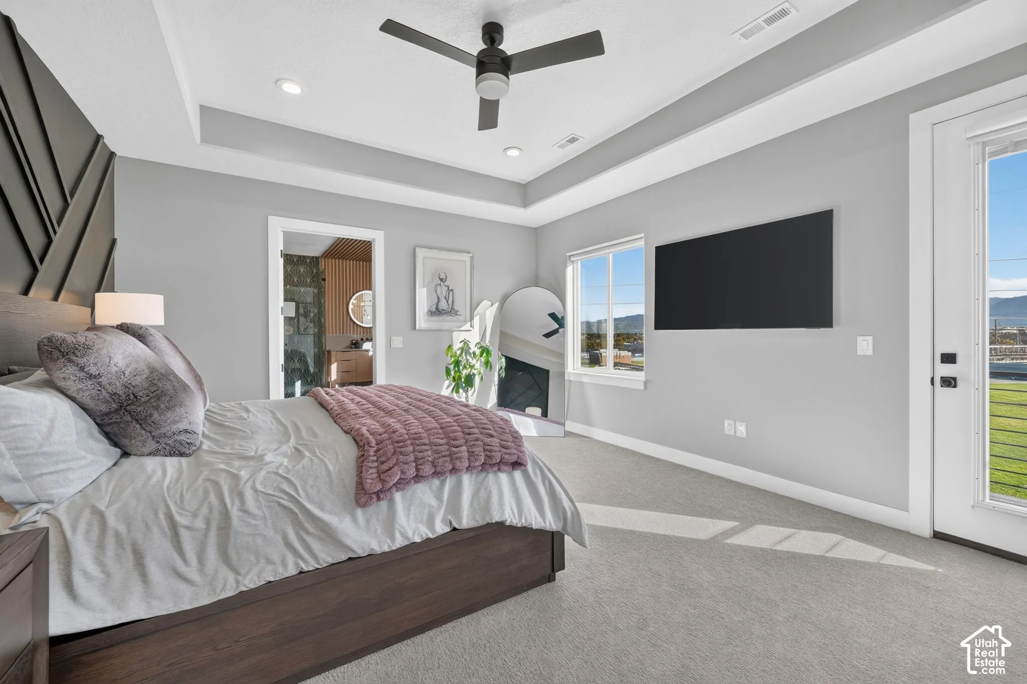 Tray ceiling with recessed lighting and a ceiling fan