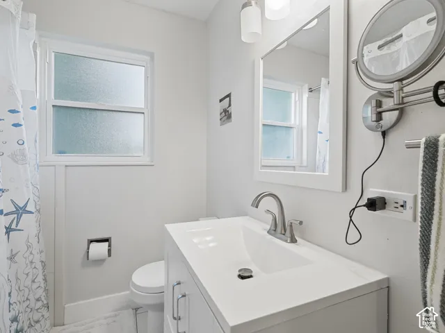 Main floor full bathroom