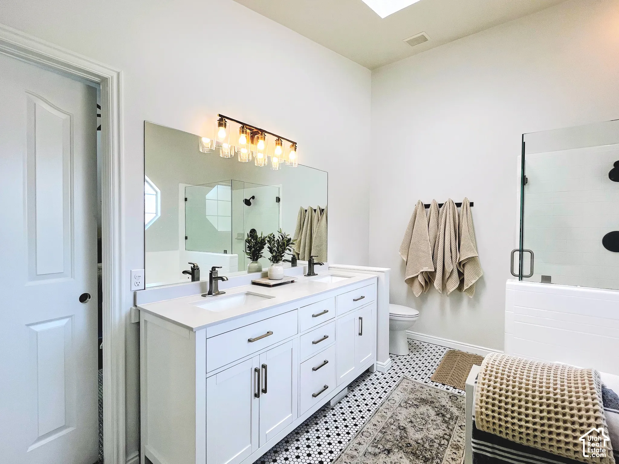 Dual vanity with undermount sinks, quartz countertop, and black hardware