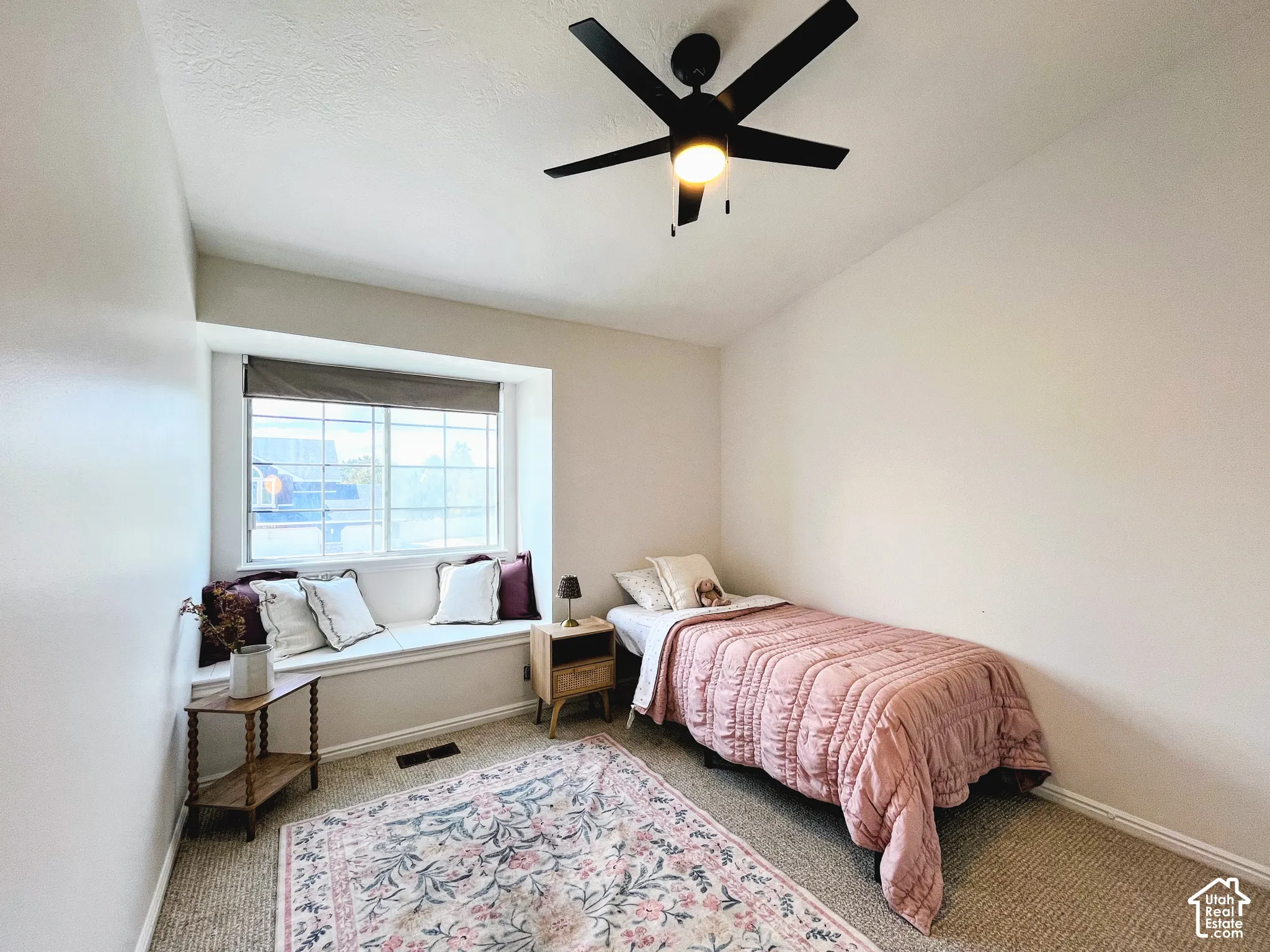 Recessed window with a built-in bench