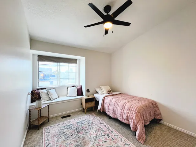 Recessed window with a built-in bench