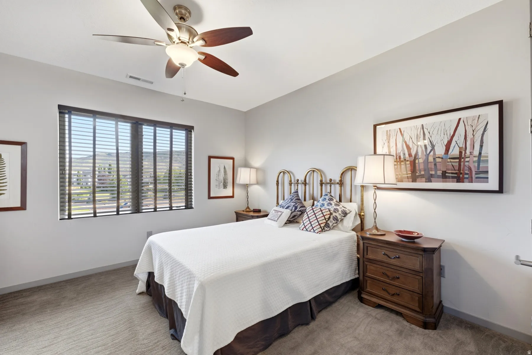Ceiling fan with integrated lighting