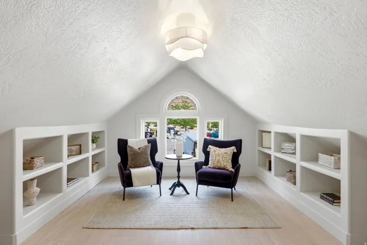Vaulted ceiling with a textured finish